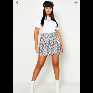*NEW Boohoo Plus Size Snake Print Skirt Size-12